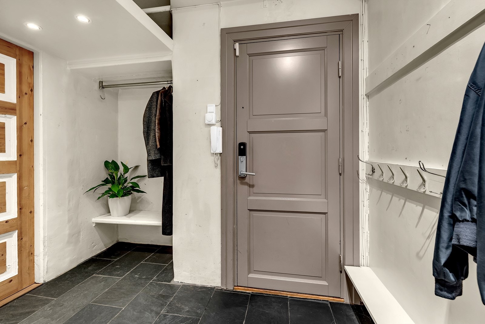 Dørcallinganlegg med portåpner er plassert ved inngangsdør. Galleribilde