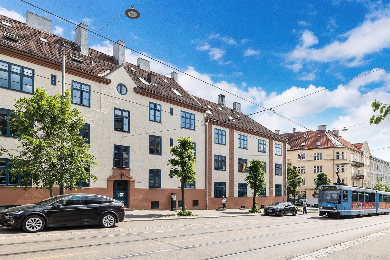 Bygården har fasade med lyse farger og støyreduserende vinduer, som gir et rolig innemiljø. Galleribilde