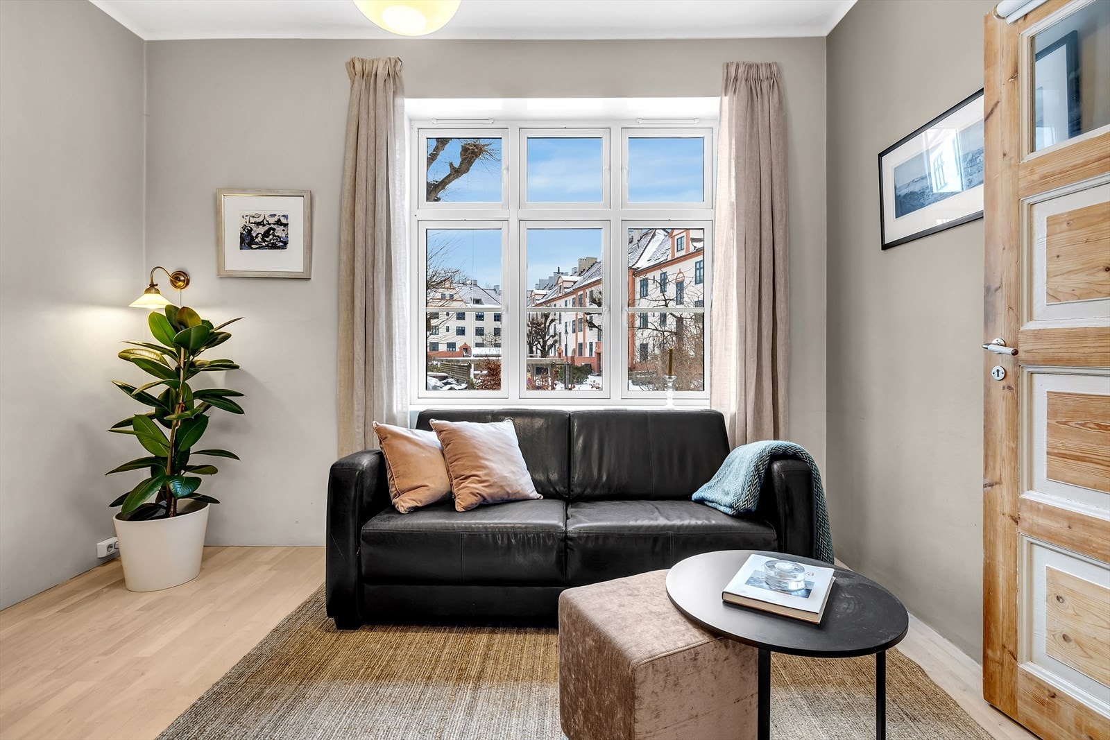 Fra stuen er det utsyn mot det omkringliggende nabolaget. Galleribilde