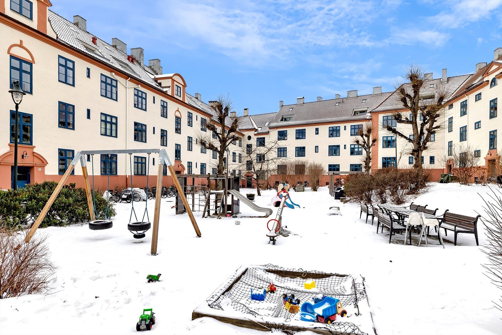 Lekeplass med husker og sandkasse gir et attraktivt uteområde for barn. Galleribilde