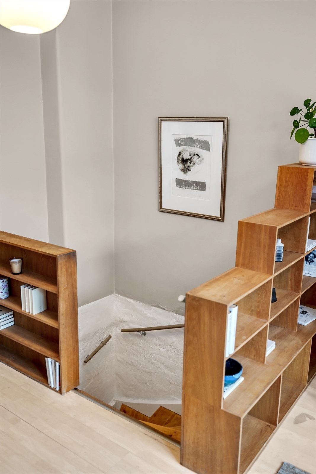 Trapp med malte vanger og håndløper gir sikker tilgang til underetasjen. Galleribilde