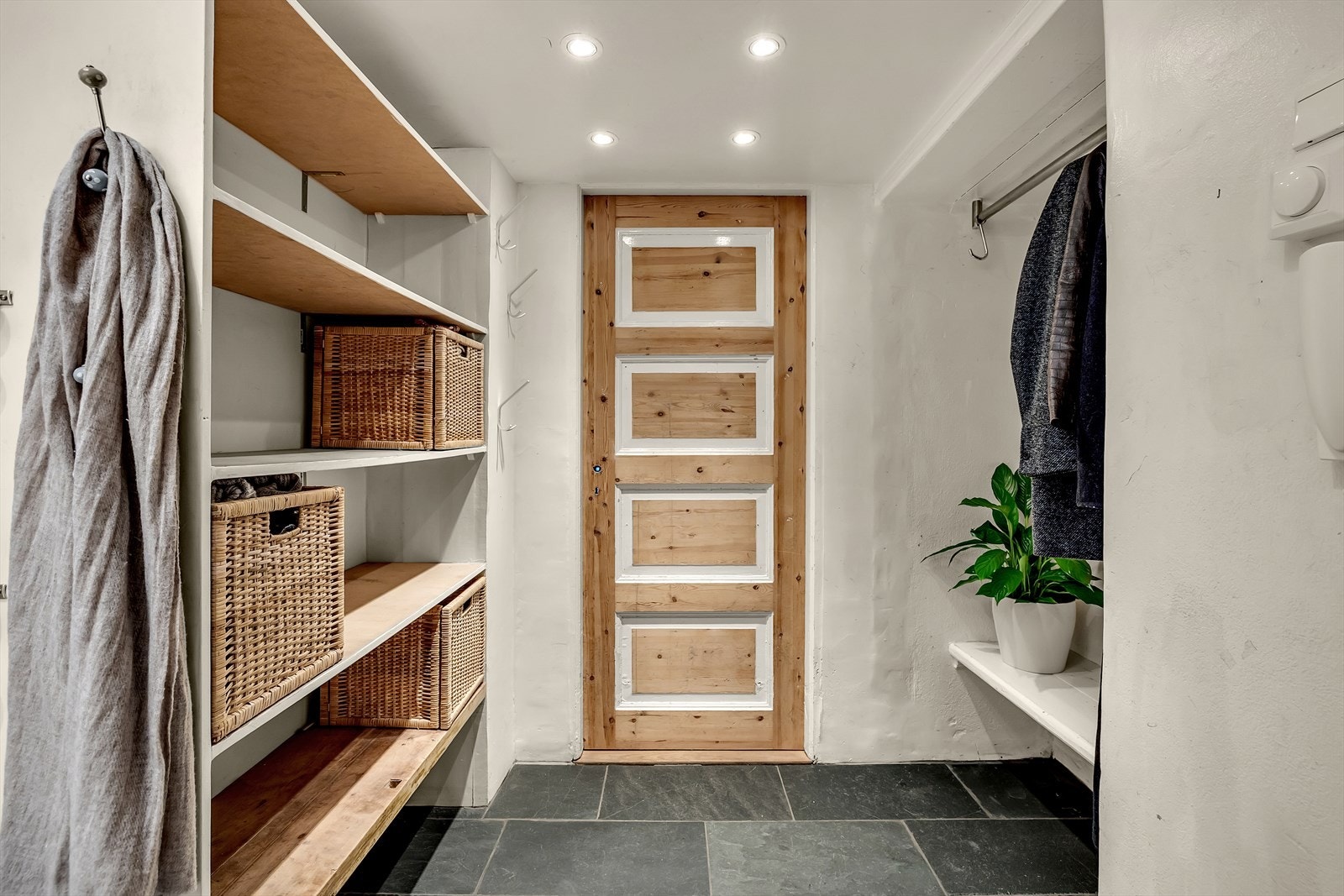 Her er det god plass til oppheng av yttertøy og skohylle. Galleribilde