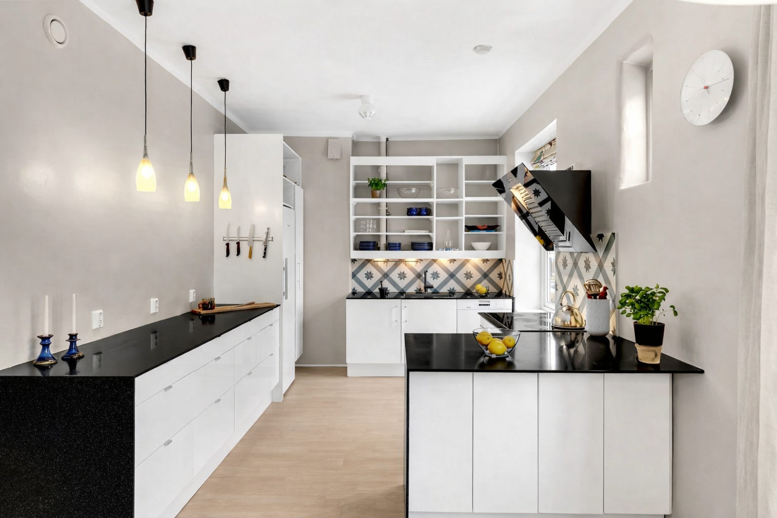 Pent og velholdt IKEA-kjøkken med glatte fronter og kompositt benkeplate med nedsenket oppvaskkum. Galleribilde