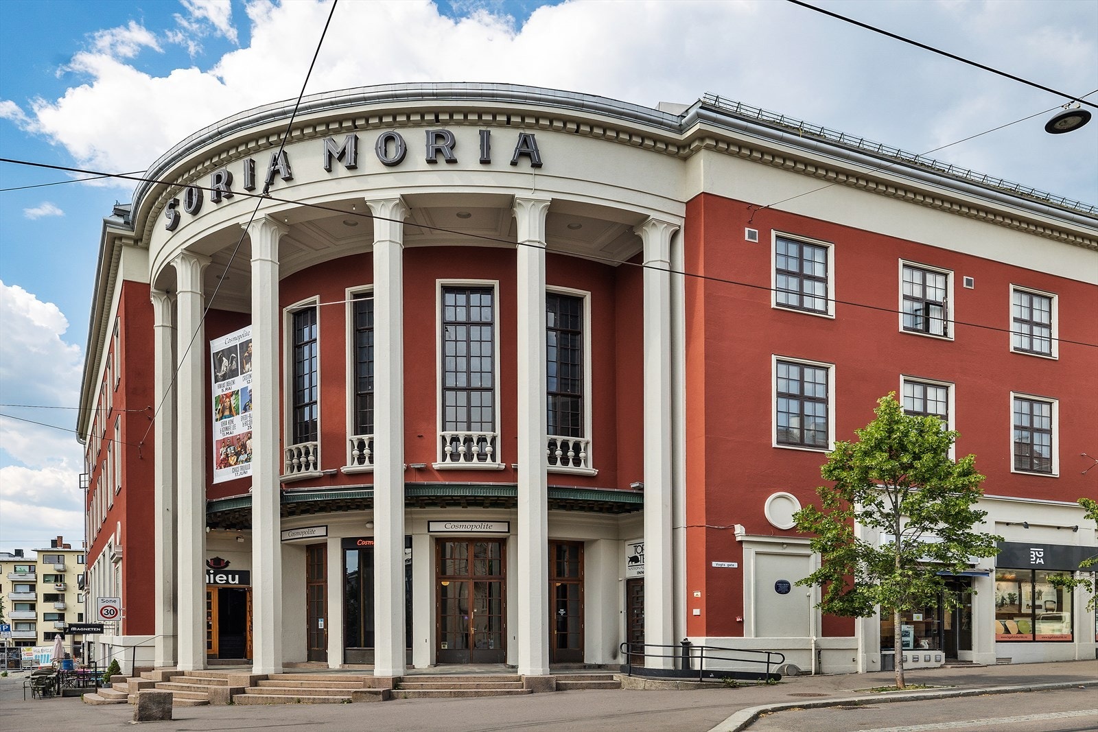 Soria Moria-bygget er kjent for sin karakteristiske arkitektur med søyler og rødmalt fasade. Galleribilde