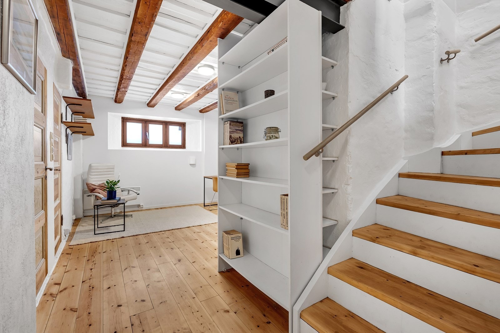 Åpne bjelker i taket gir rommet et karakteristisk preg, kombinert med tregulv for en varm atmosfære. Galleribilde