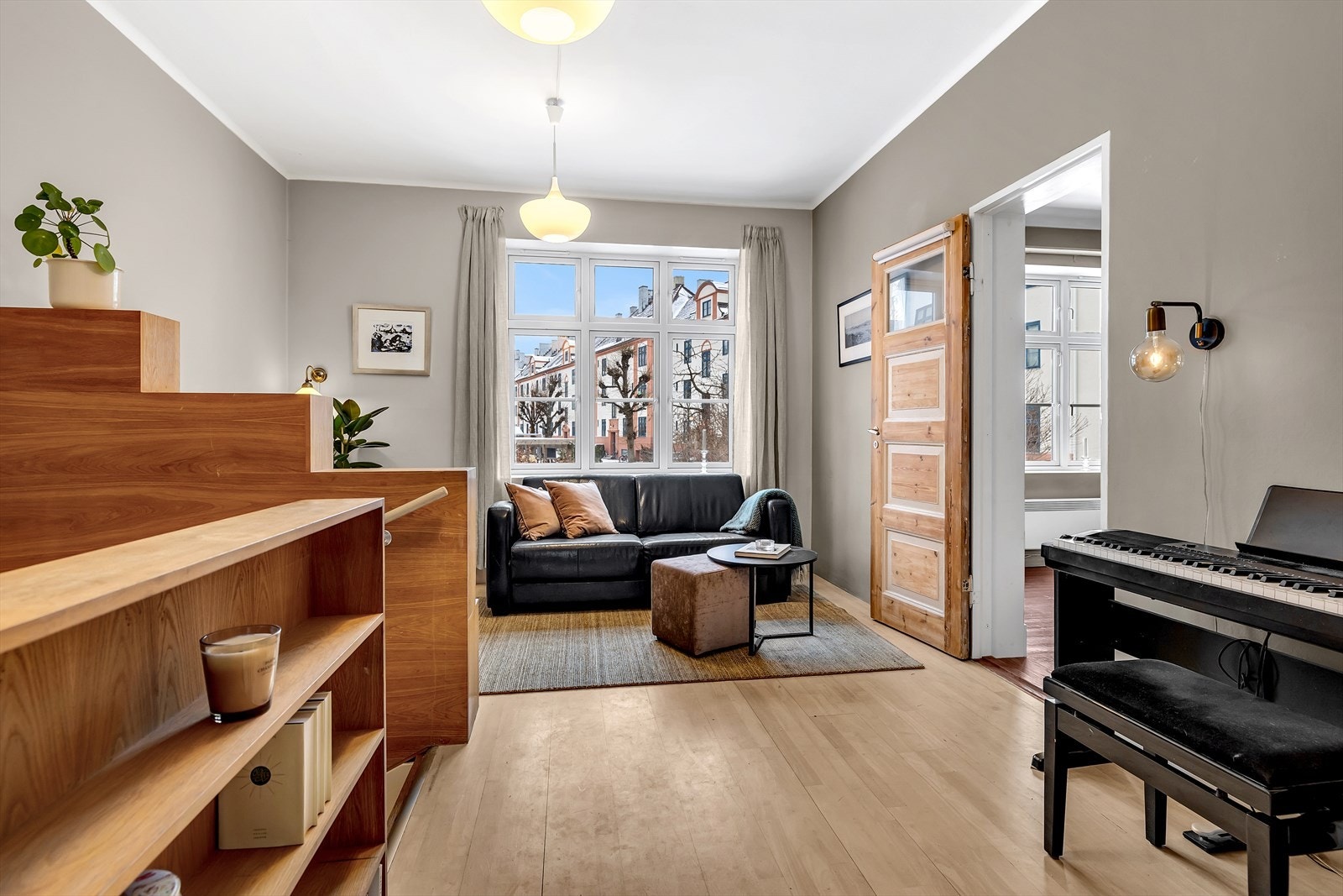 Stuen i 1. etasje har gode møbleringsmuligheter med plass til sofaseksjon og møblement etter eget ønske og behov. Galleribilde