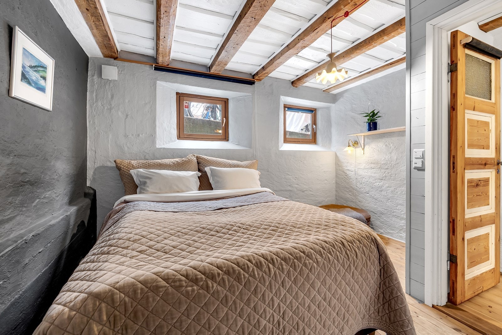 Flere vinduer gir godt lysinnslipp i rommet. Her er det tregulv og malte murvegger. Galleribilde