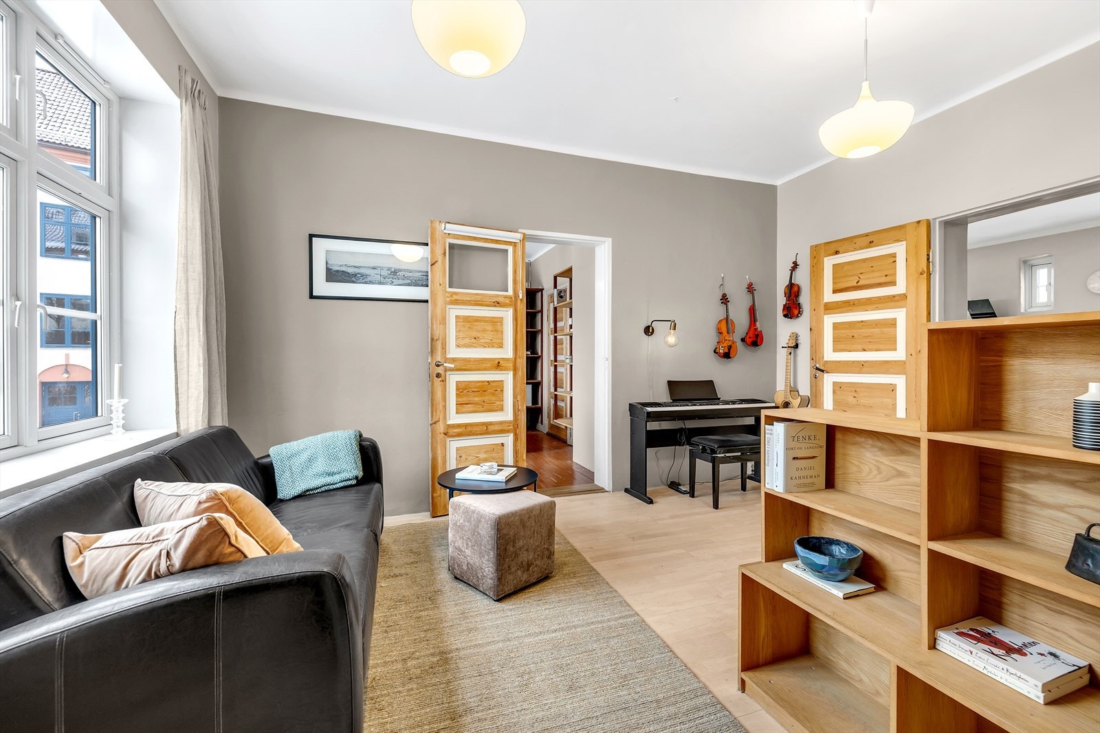 Stuen har lysmalte, slette vegger og flott parkettgulv som ble slipt i 2017. Galleribilde