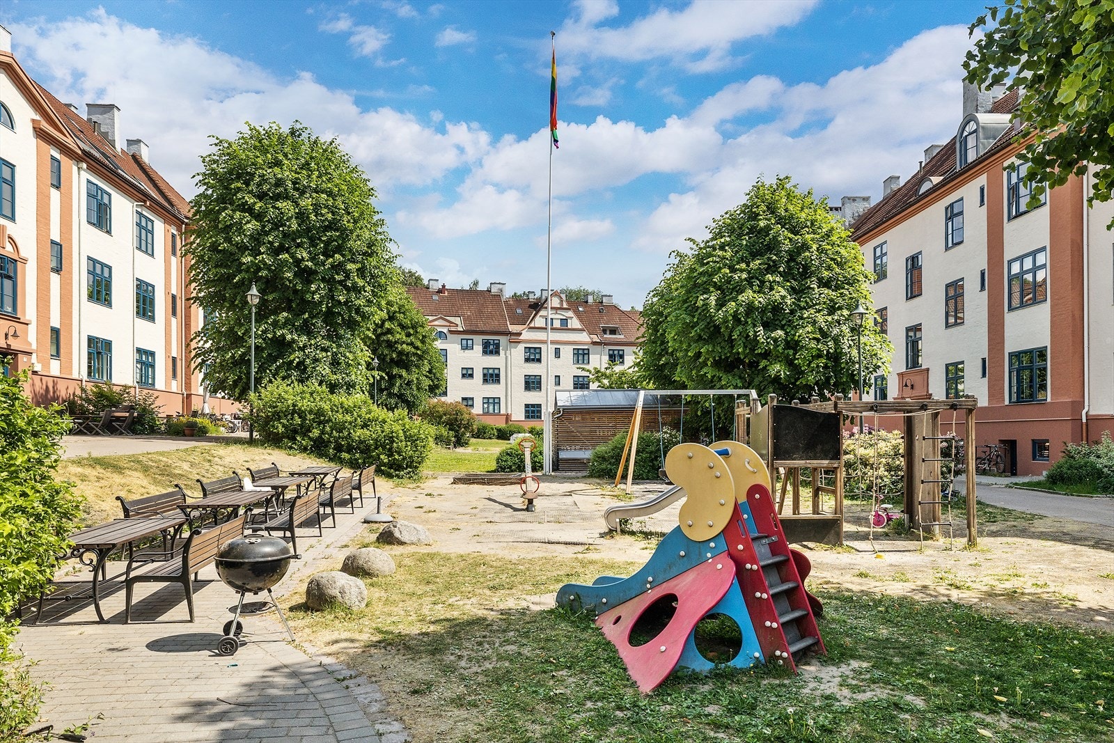 Benker og grillmuligheter gir et sosialt samlingspunkt i hagen. Galleribilde