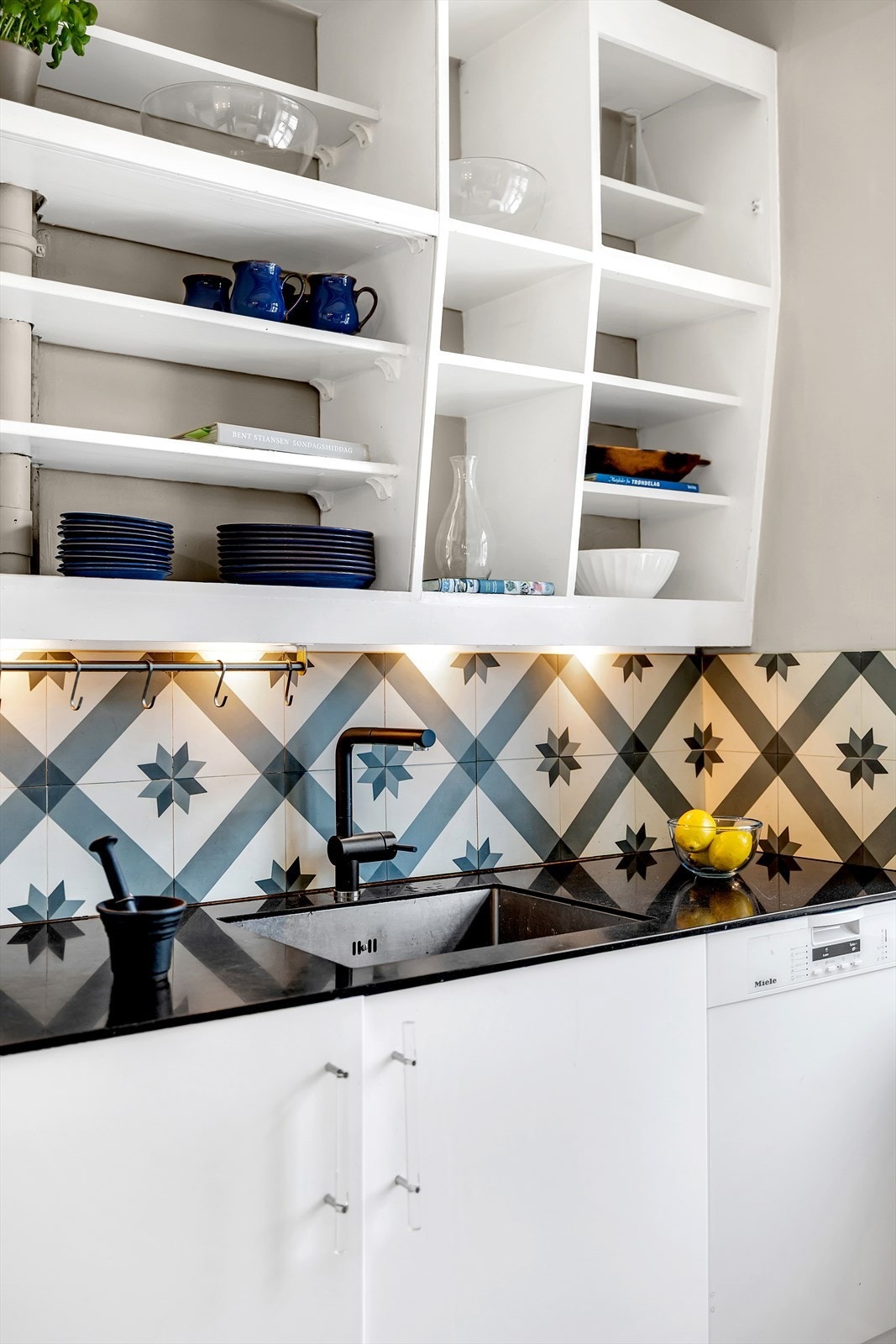 Kombinert med åpne hyller for enkel oppbevaring. Galleribilde