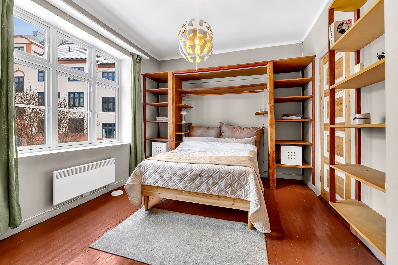 Soverommet i 1. etasje har store vinduer gir godt lysinnslipp i rommet. Galleribilde