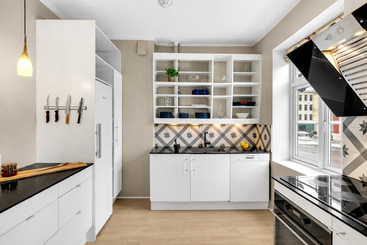 Lys under overskap og dekorative fliser i benkerygg. Galleribilde