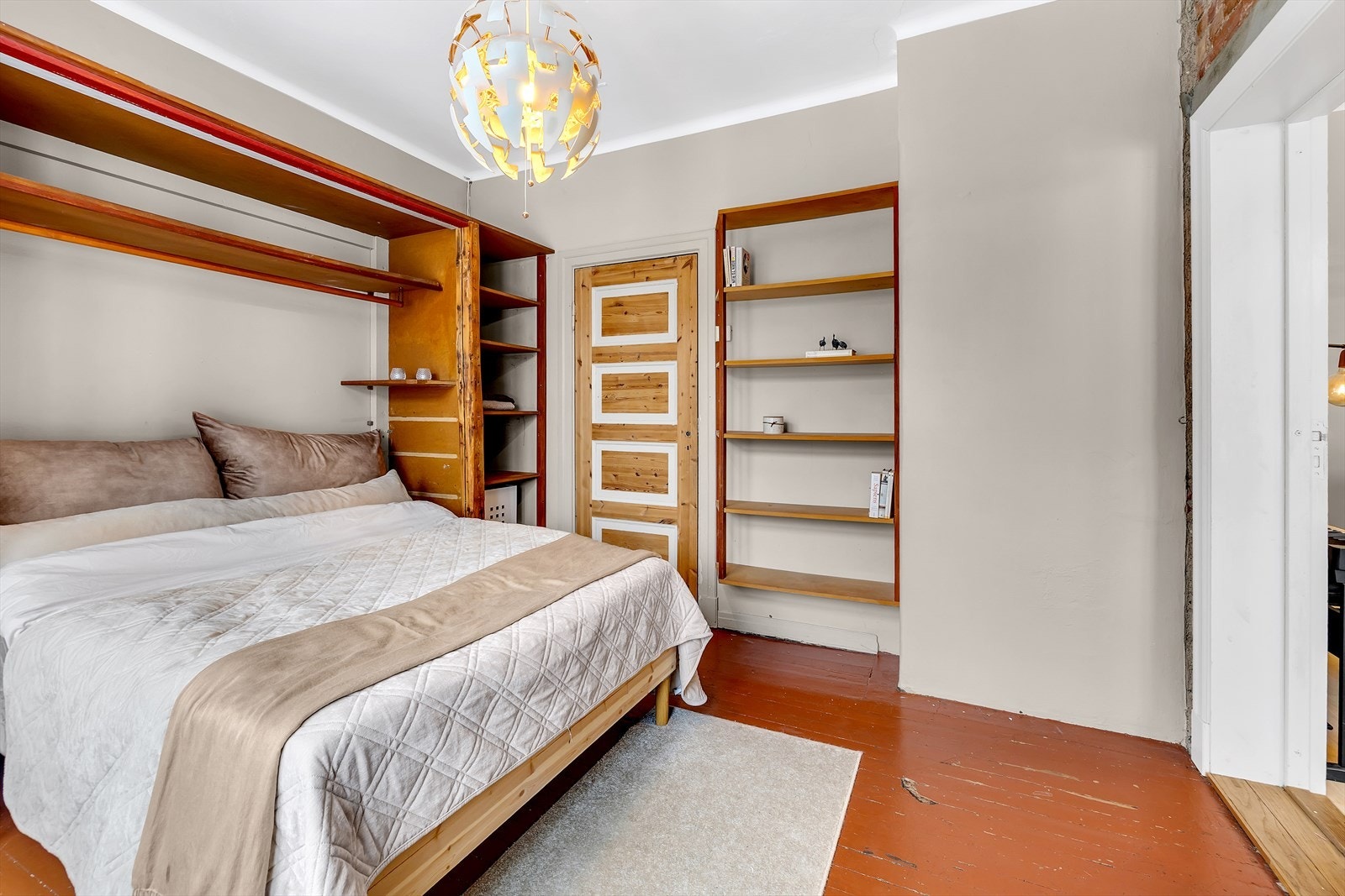 Plassbygde hyller og skap gir gode oppbevaringsmuligheter i soverommet. Galleribilde