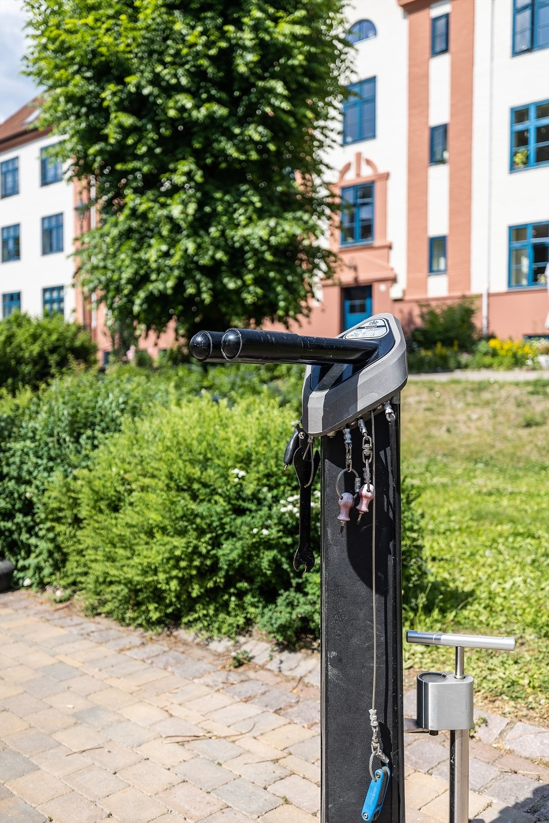 Sykkelstativ gir praktisk oppbevaring for sykler. Galleribilde