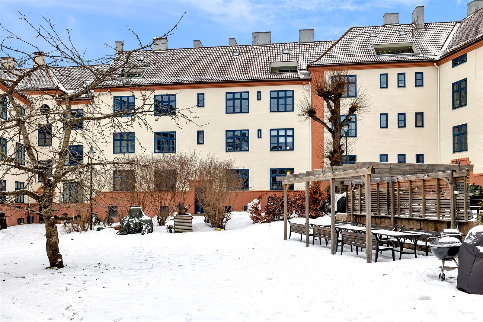 Sitteplasser og pergola gir mulighet for avslapning i hagen. Galleribilde