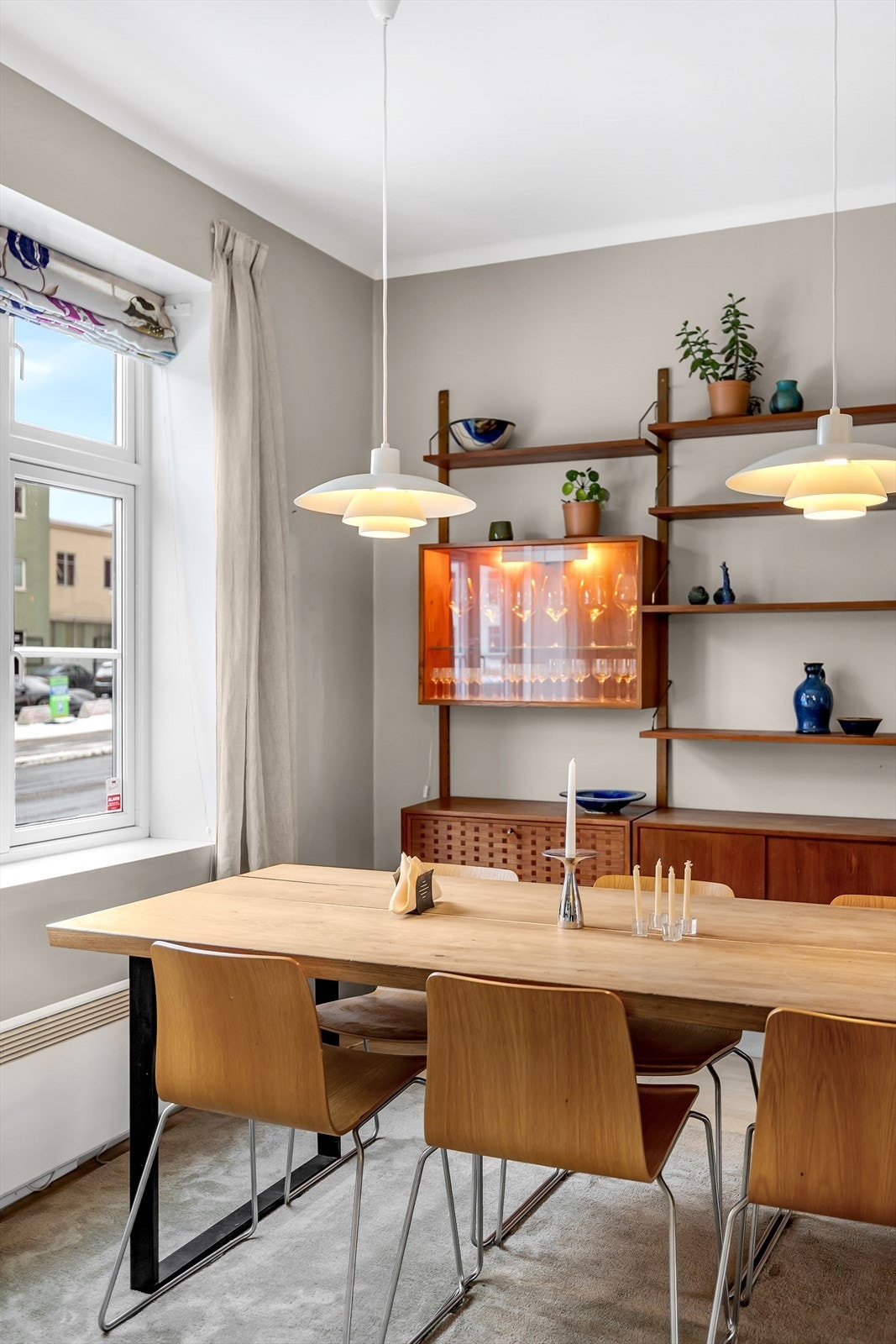 Gode møbleringsmuligheter med god plass til stort spisebord for sosiale sammenkomster. Galleribilde