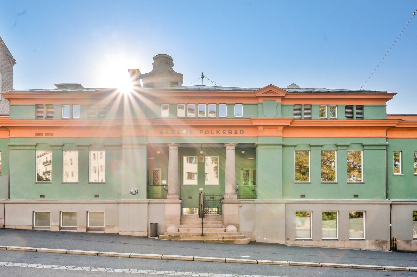 Like over veien ligger ærverdige Sagene bad fra 1926, som er ferdigstilt etter restaurering Galleribilde