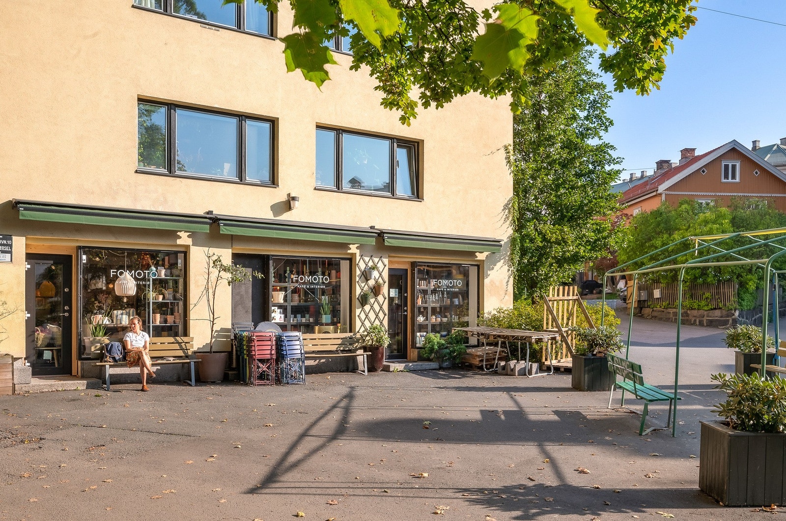 I samme bygg ligger Fomoto - en hyggelig kafé og designbutikk som bidrar til et levende og trivelig nærmiljø Galleribilde