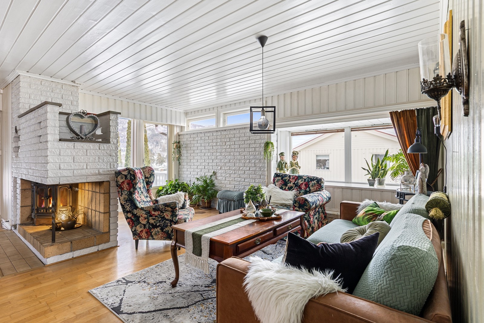 Boligen har en romslig stue med godt lysinnslipp og lyse overflater. Galleribilde