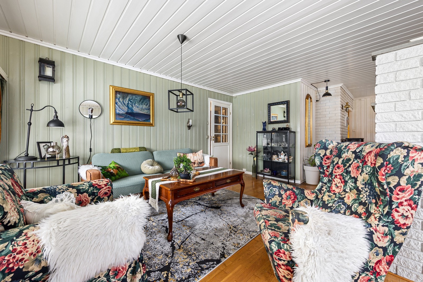 Innvendige overflater har varierende utførelse. Gulvene er belagt med parkett, laminat, fliser og gulvbord. Veggene har panel og tapet. Himlingene består av malte flater og panel. Galleribilde