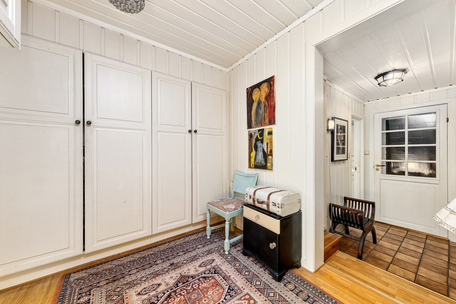 I gangen er det godt med oppbevaringsplass i innebygde garderobeskap. Velkommen inn! Galleribilde