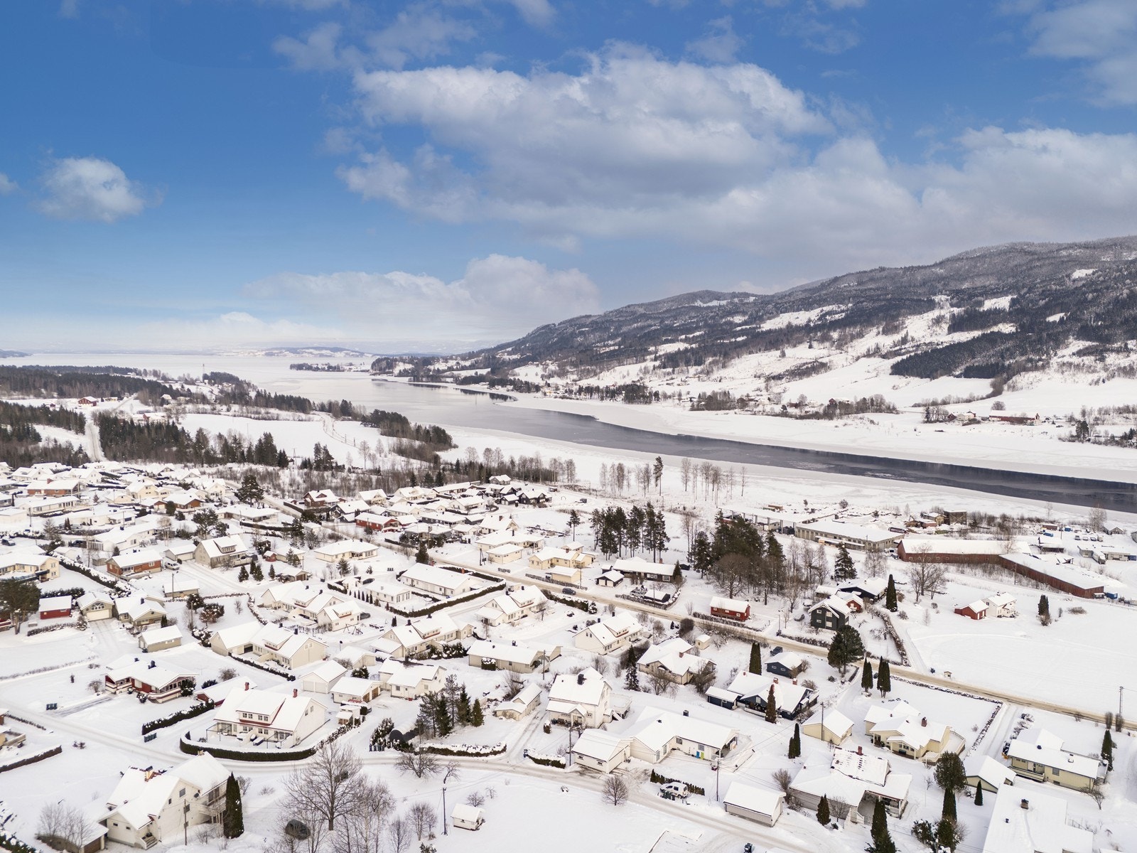 Dette er en bolig som krever oppussing, men med spennende muligheter for å skape ditt drømmehjem! Galleribilde