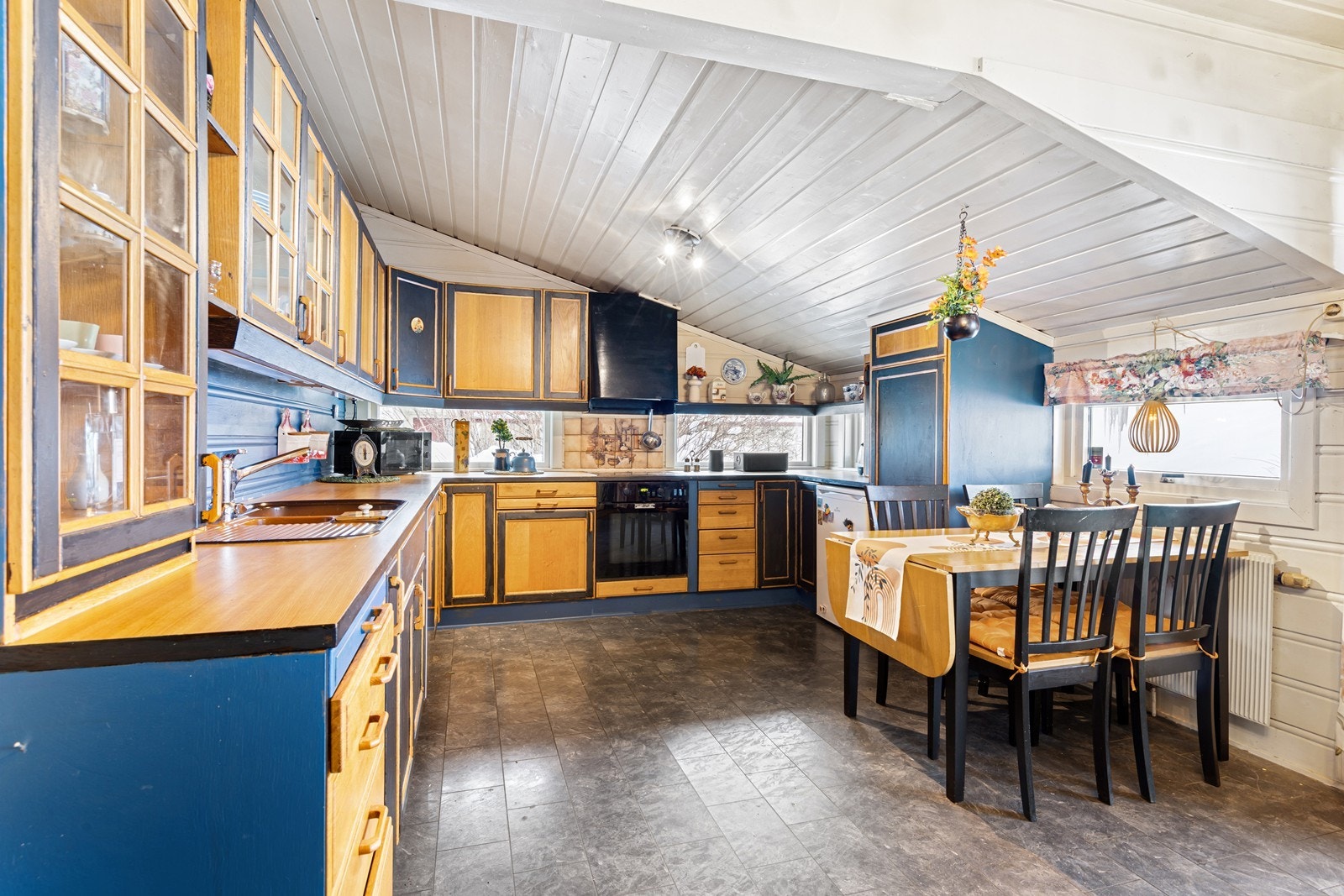 Kjøkkenet har en eldre innredning med malte, profilerte trefronter. Galleribilde