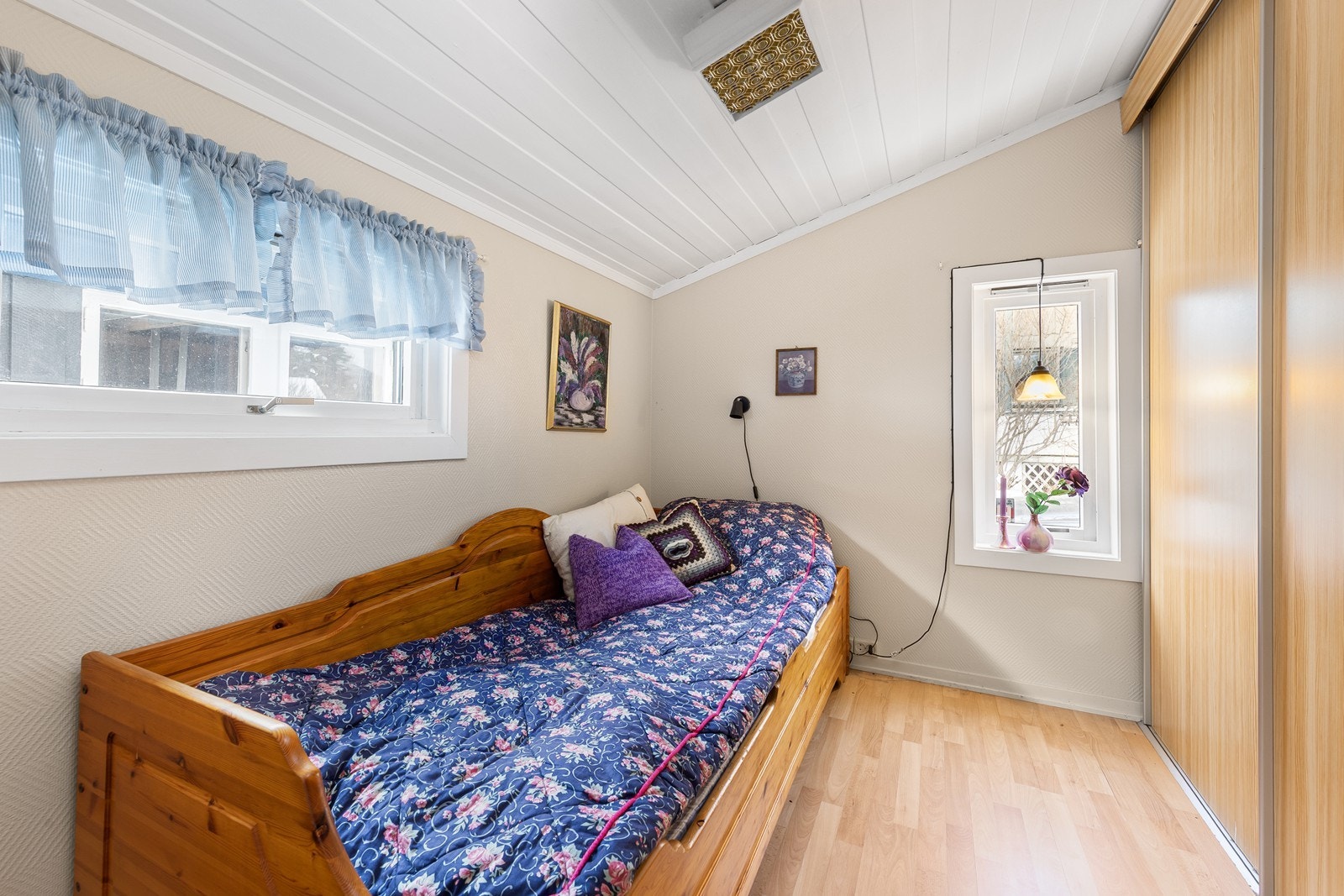 Også dette rommet er utstyrt med garderobe, og er ideelt som barnerom eller kontor. Galleribilde