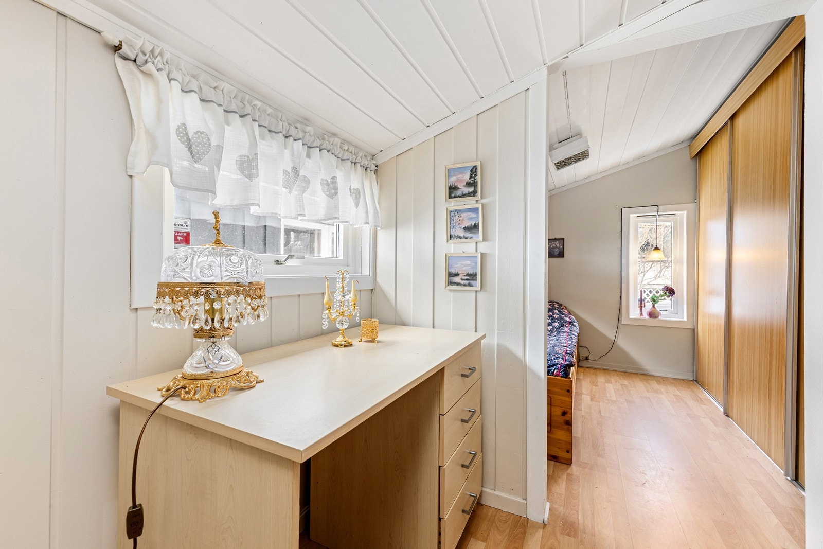 En liten skillevegg deler av rommet, noe som er ypperlig for inndeling av ulike soner. Galleribilde