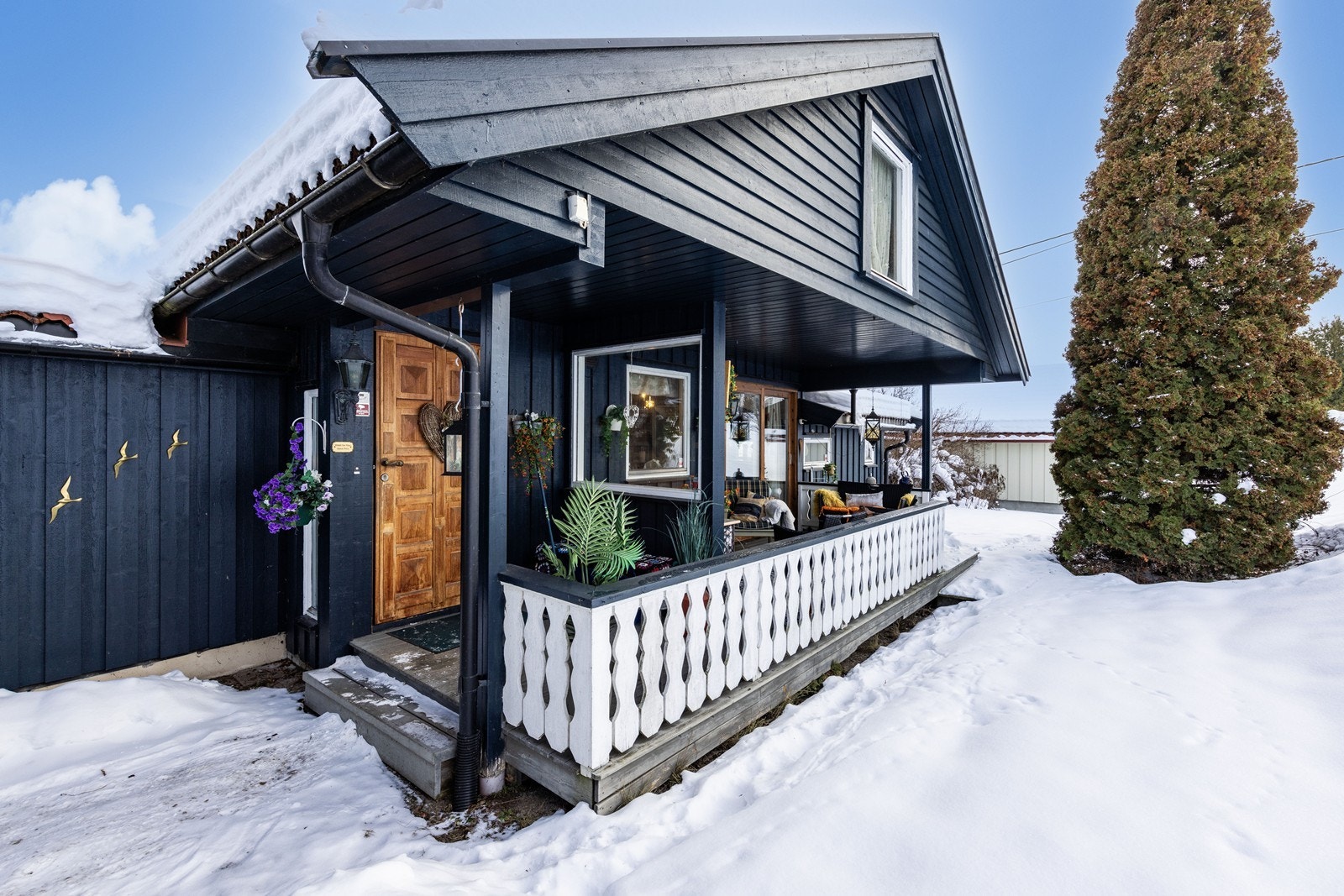 Man ønskes velkommen via et overbygget og hyggelig inngangsparti. Galleribilde