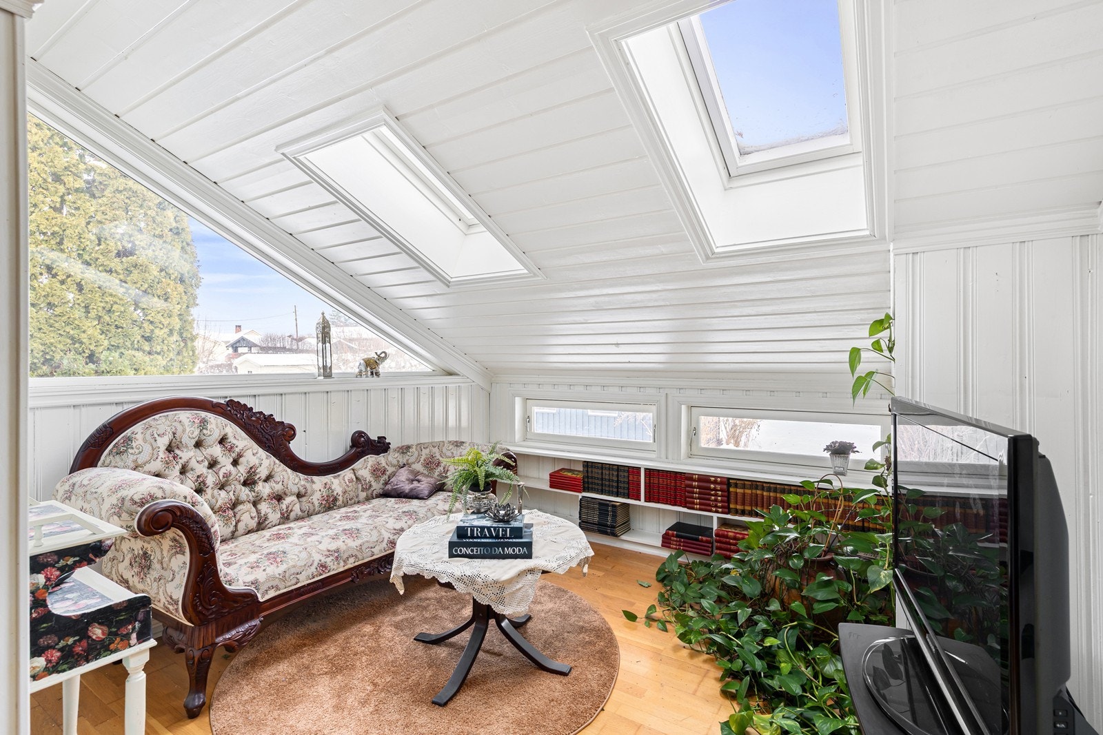 Et perfekt rom for en god lenestol og oppbevaring av bøker - ideelt som en lese- eller tv-krok. Galleribilde