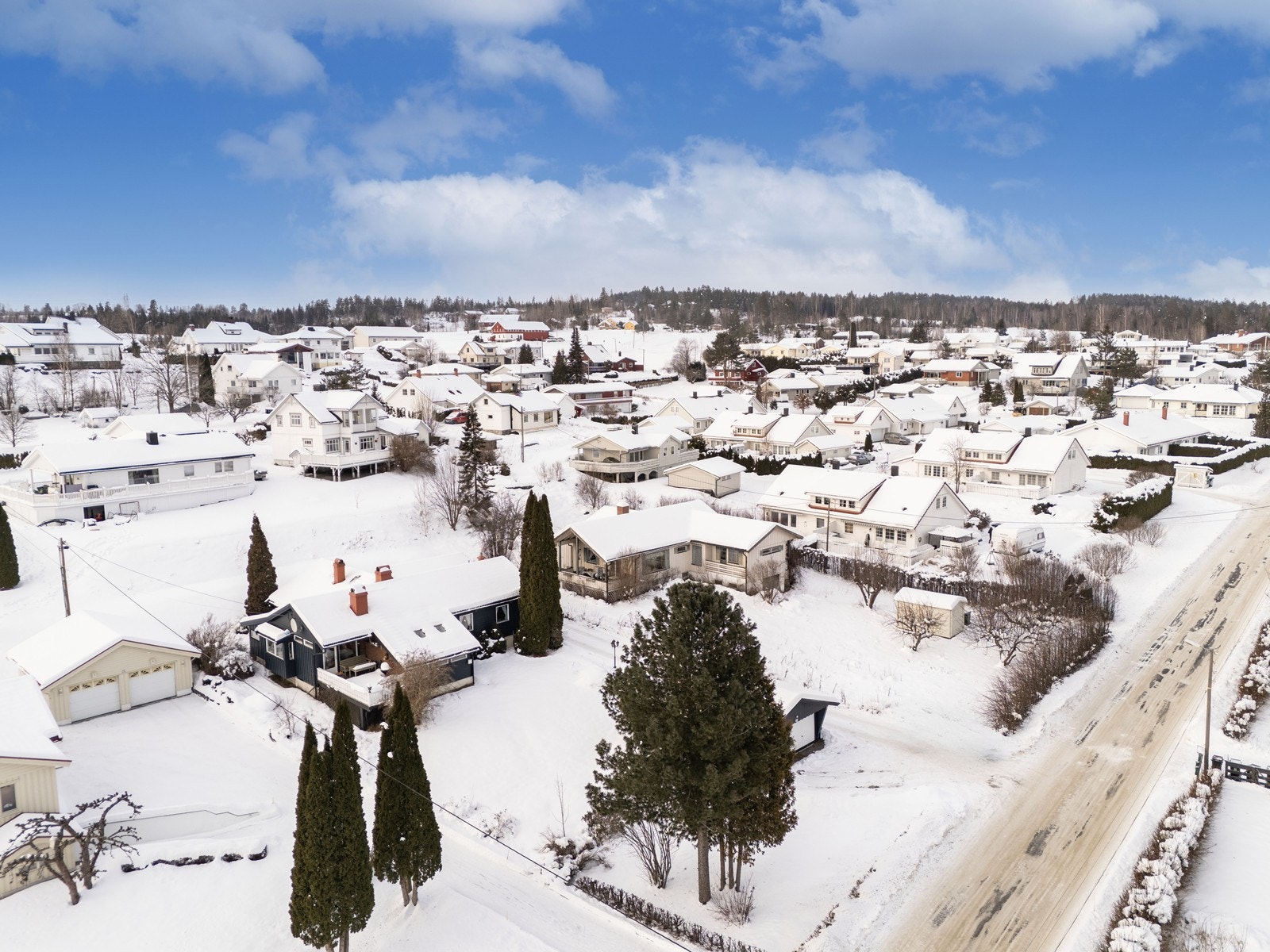 Her bor du i et etablert og hyggelig nabolag i Vikersund, kun 15 minutters gange fra sentrum med et godt utvalg av butikker og servicetjenester. Galleribilde