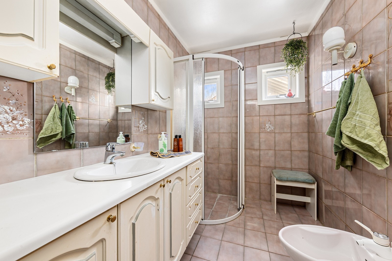 Boligen har to bad, begge av eldre dato og med behov for oppussing. Det ene badet er flislagt og har elektrisk gulvvarme. Galleribilde