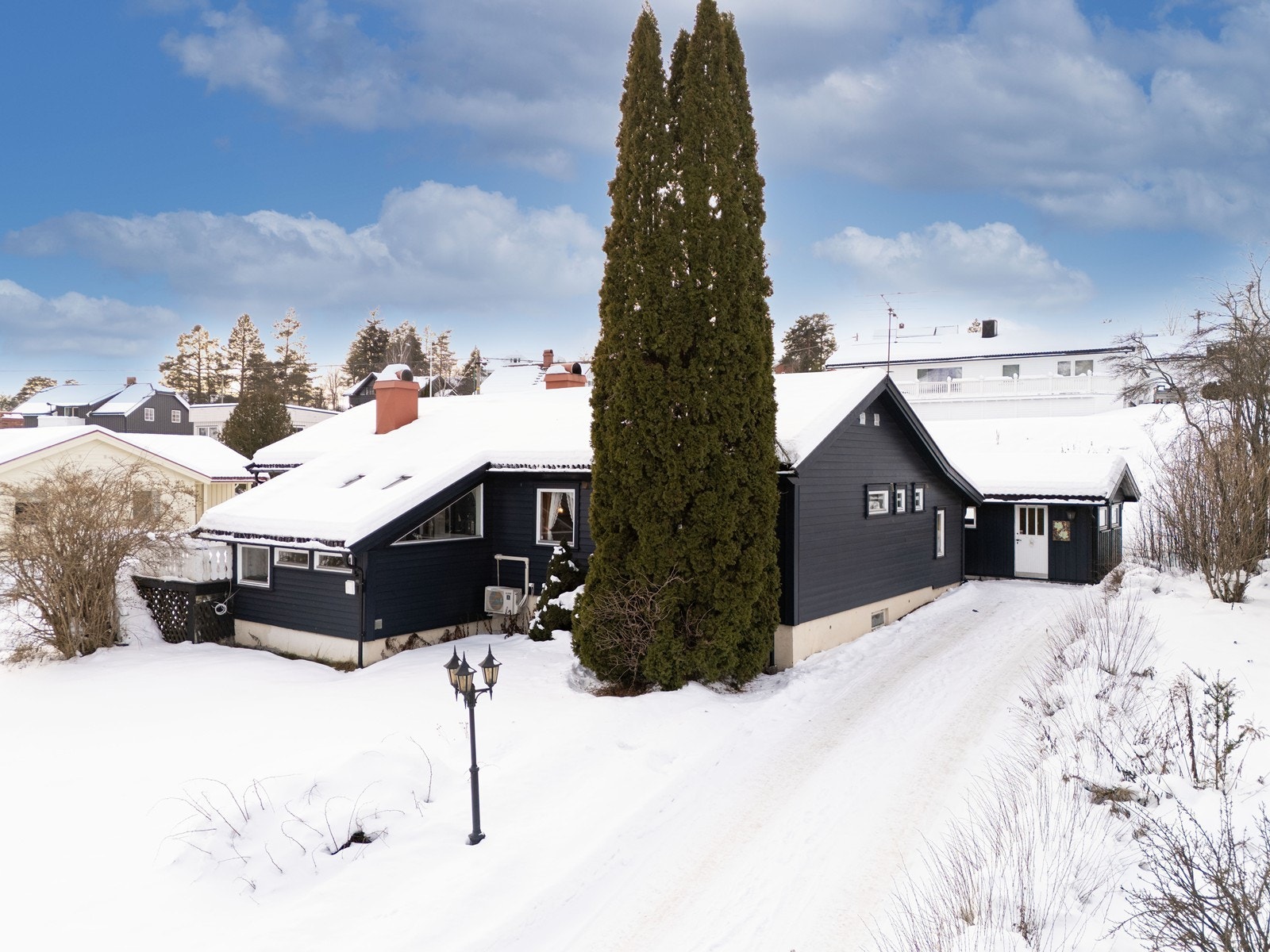 Tomten er opparbeidet med gruset gårdsplass og beplantet hage. Galleribilde