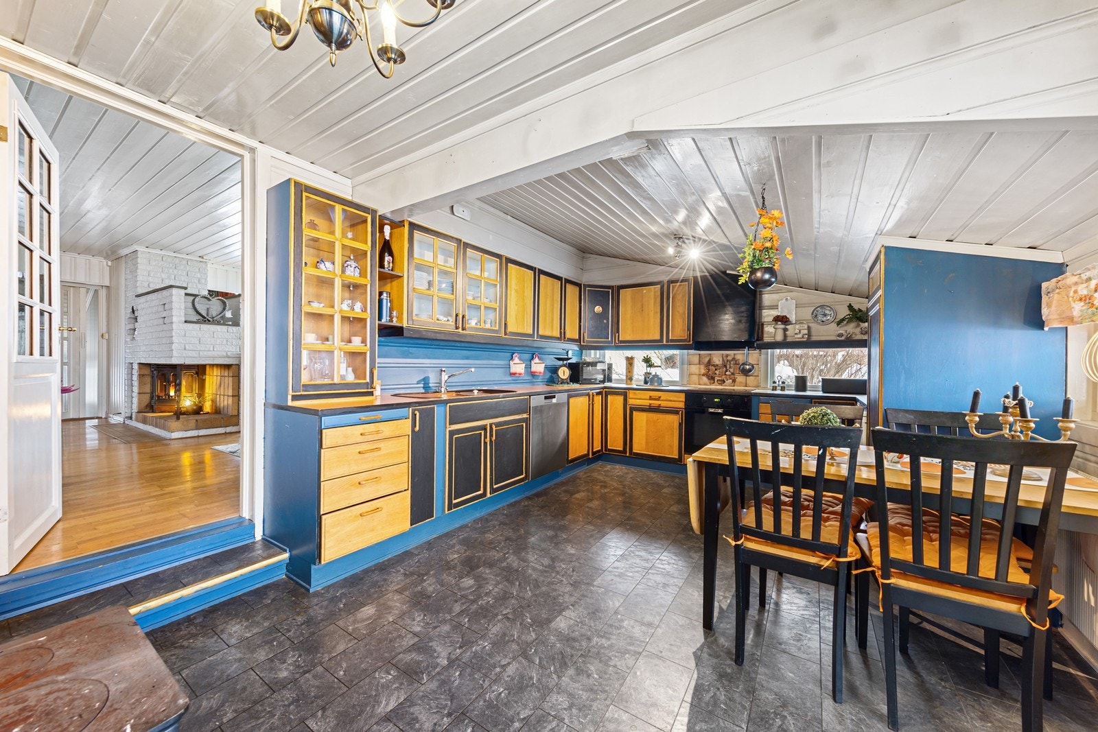 Det er integrert stekeovn og platetopp, samt avsatt plass til oppvaskmaskin og et lite kjøleskap. Kjøkkenet har en ventilator med utvendig avtrekk. Galleribilde