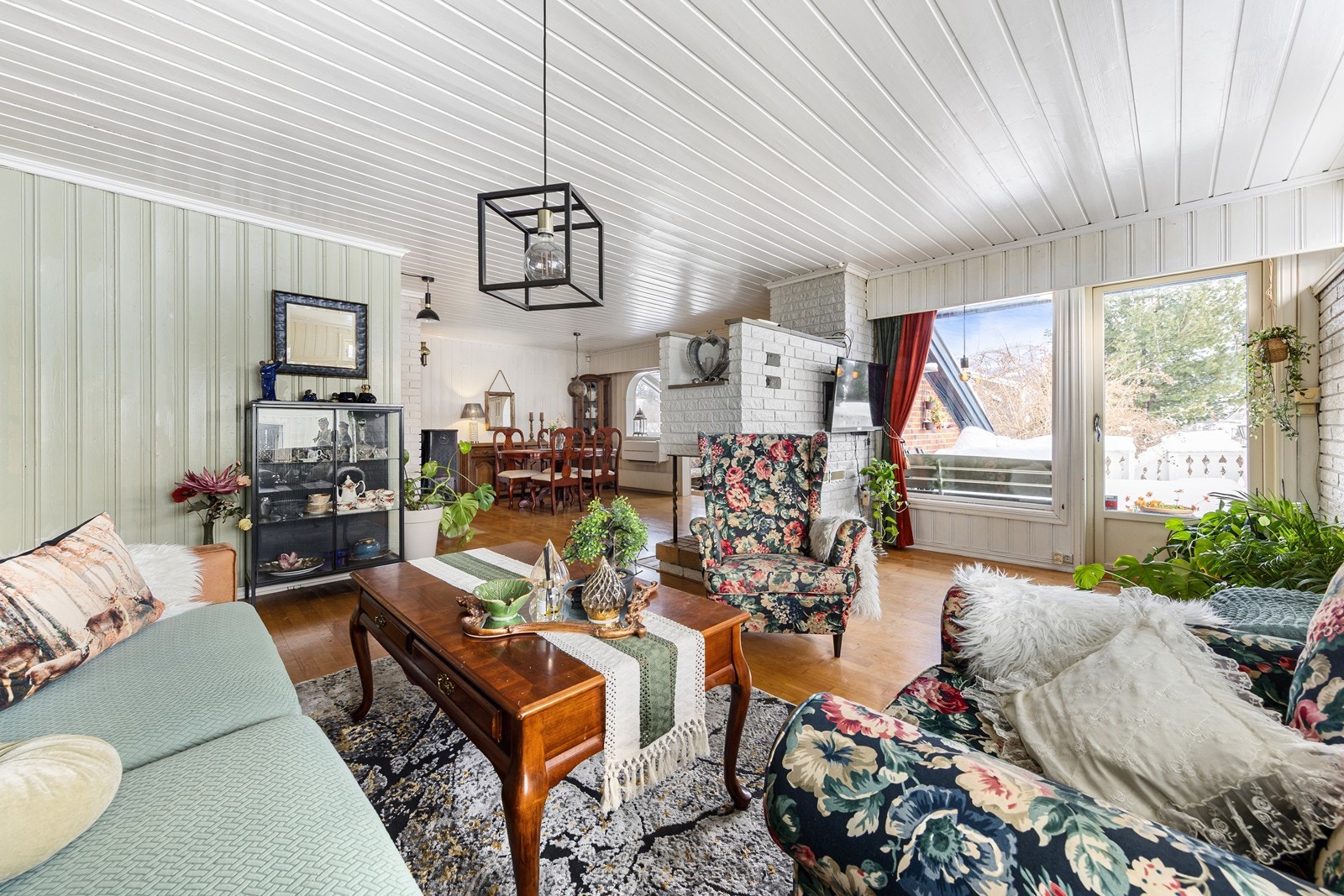 Rommets utforming gir naturlig oppdeling av ulike soner med sofa- og spisegruppe. Galleribilde