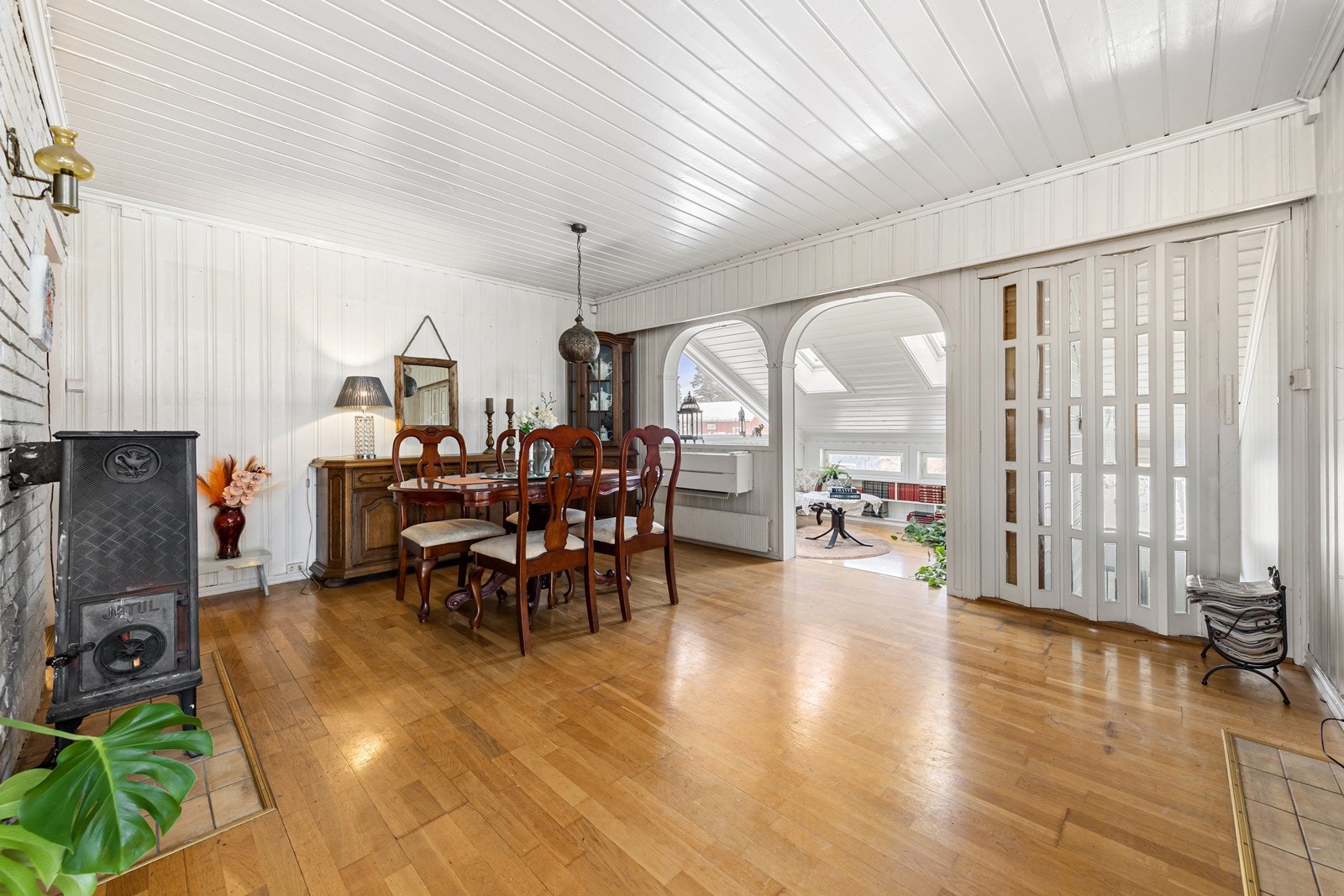 Rommet gir plass til møblering av en stort spisestue, med plass til å samle familie og venner. Galleribilde