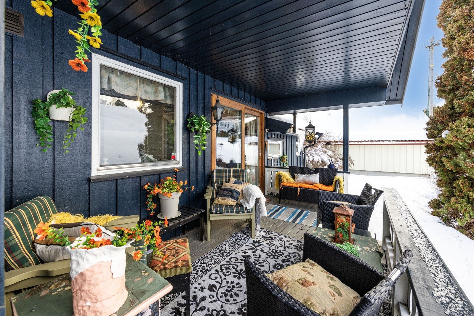 På baksiden av boligen har man en skjermet og overbygget uteplass. Galleribilde