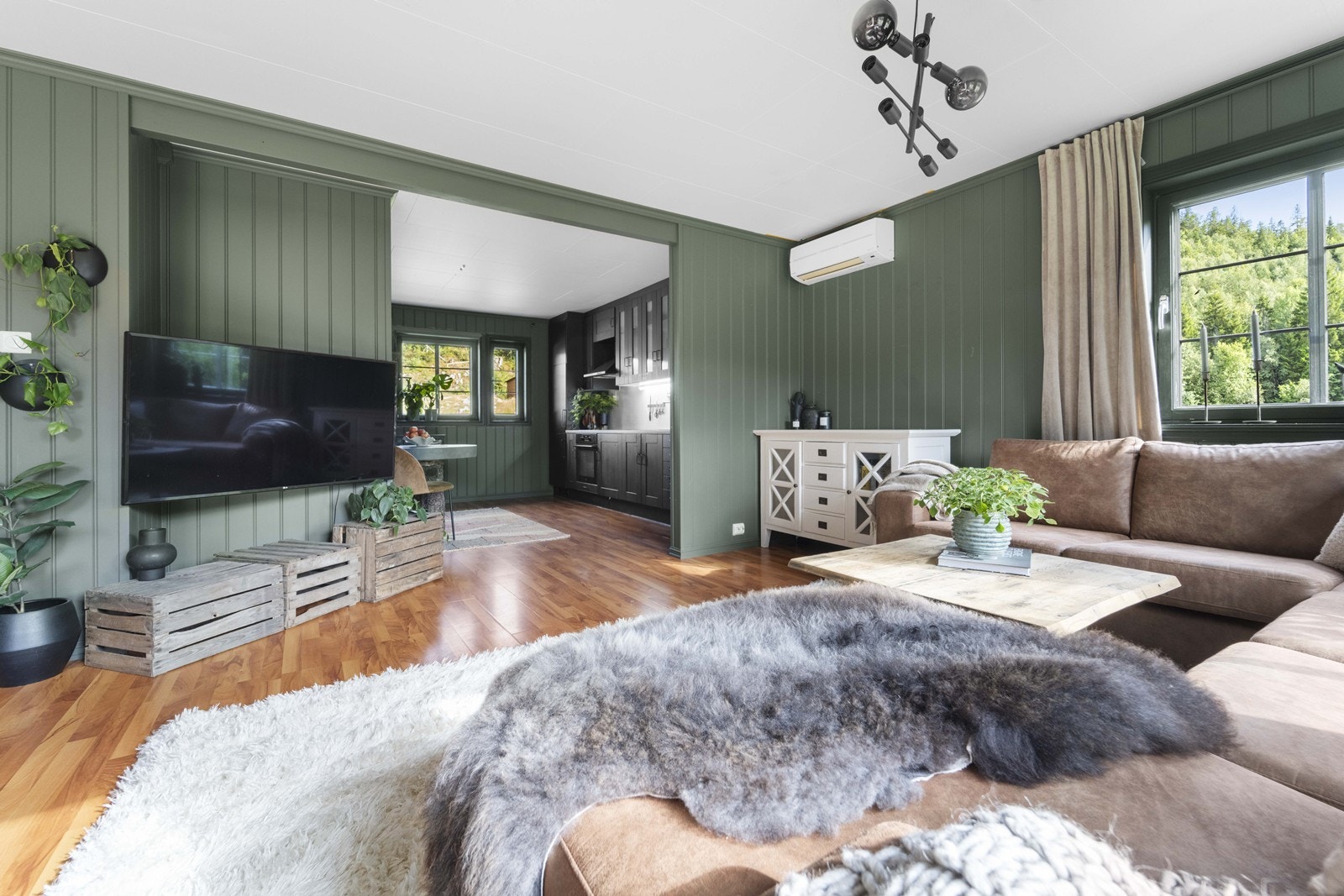 Delvis åpen stue og kjøkkenløsning Galleribilde