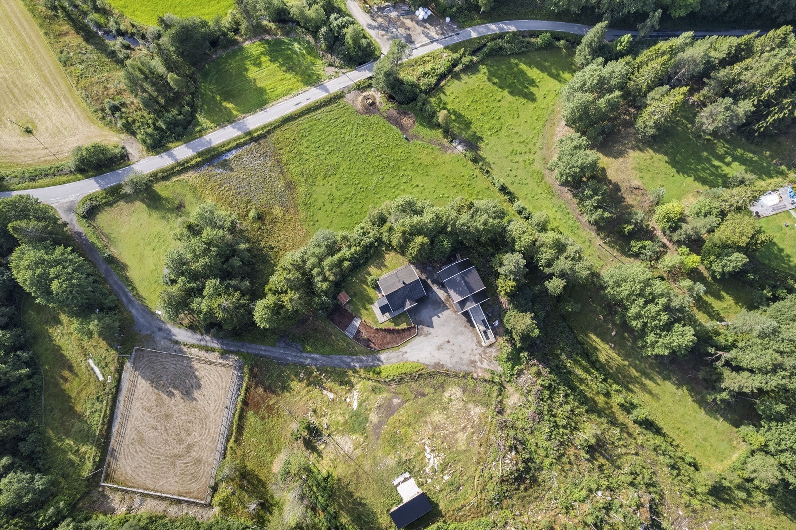 Ridebane og arealet til høyre for den innenfor gjerdet er tomt til nabo. Se vedlagt kart i prospekt for eiendomsgrenser. Galleribilde