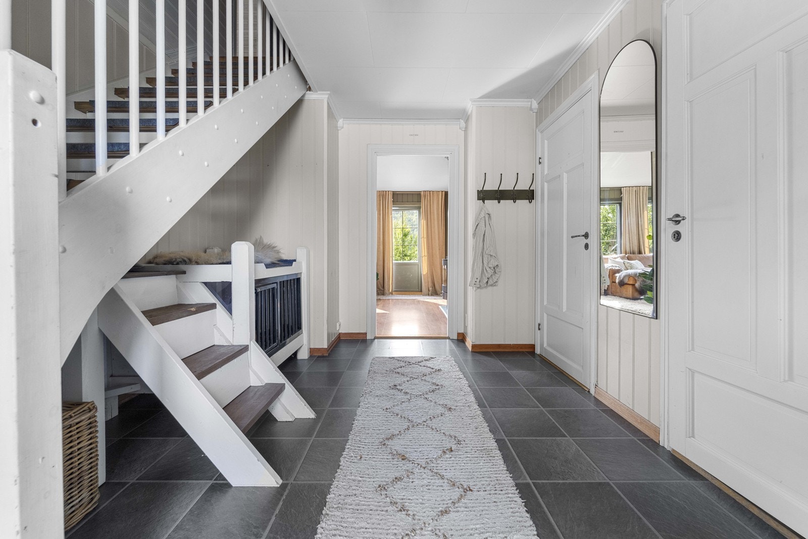 Stort inngangsparti med fliser på gulv Galleribilde