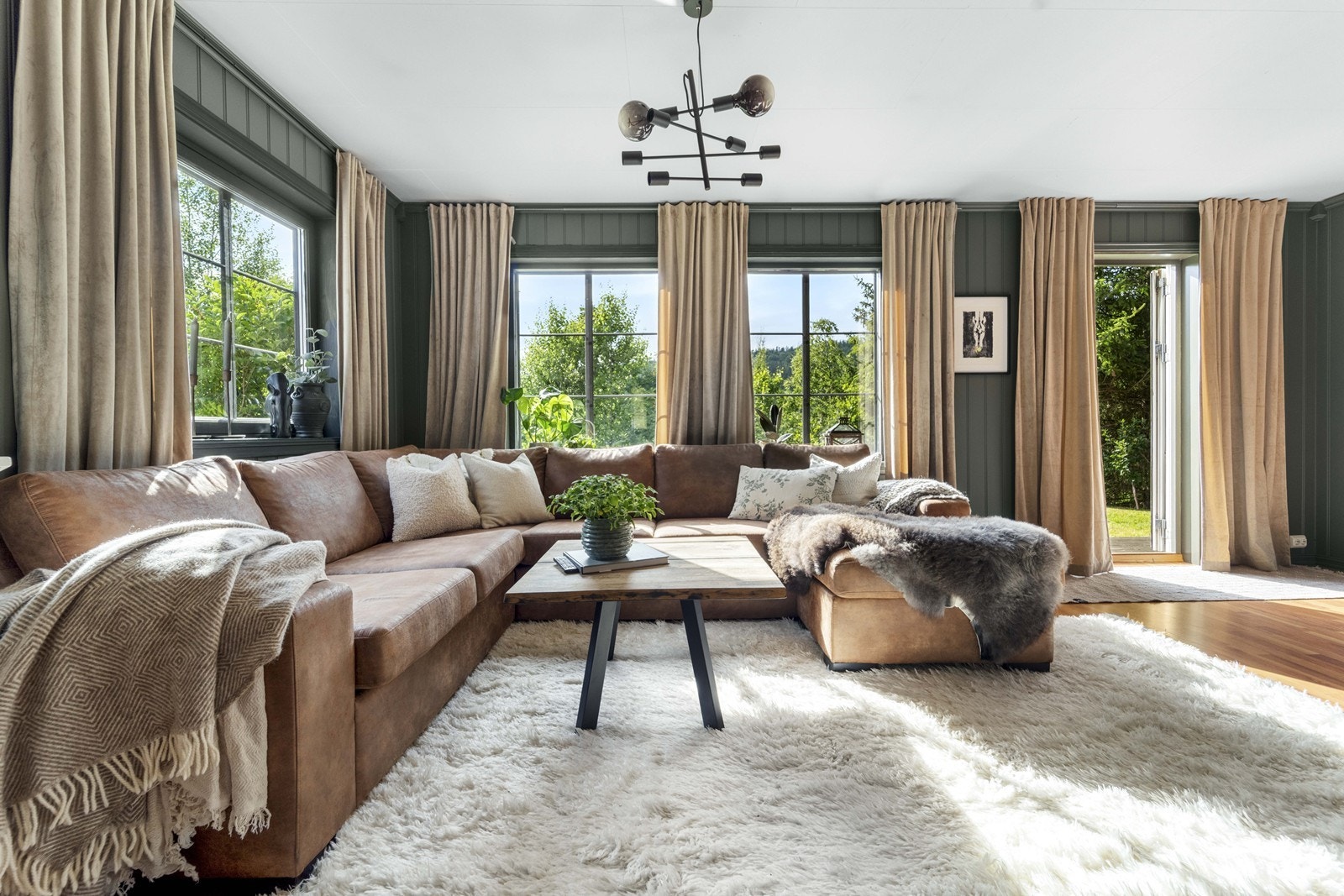 Stuen er malt i delikate fargevalg Galleribilde