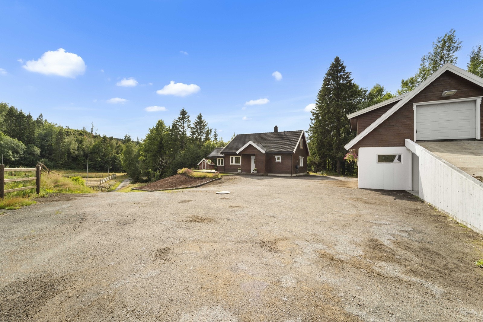 Stor innkjørsel med rikelig av parkering Galleribilde