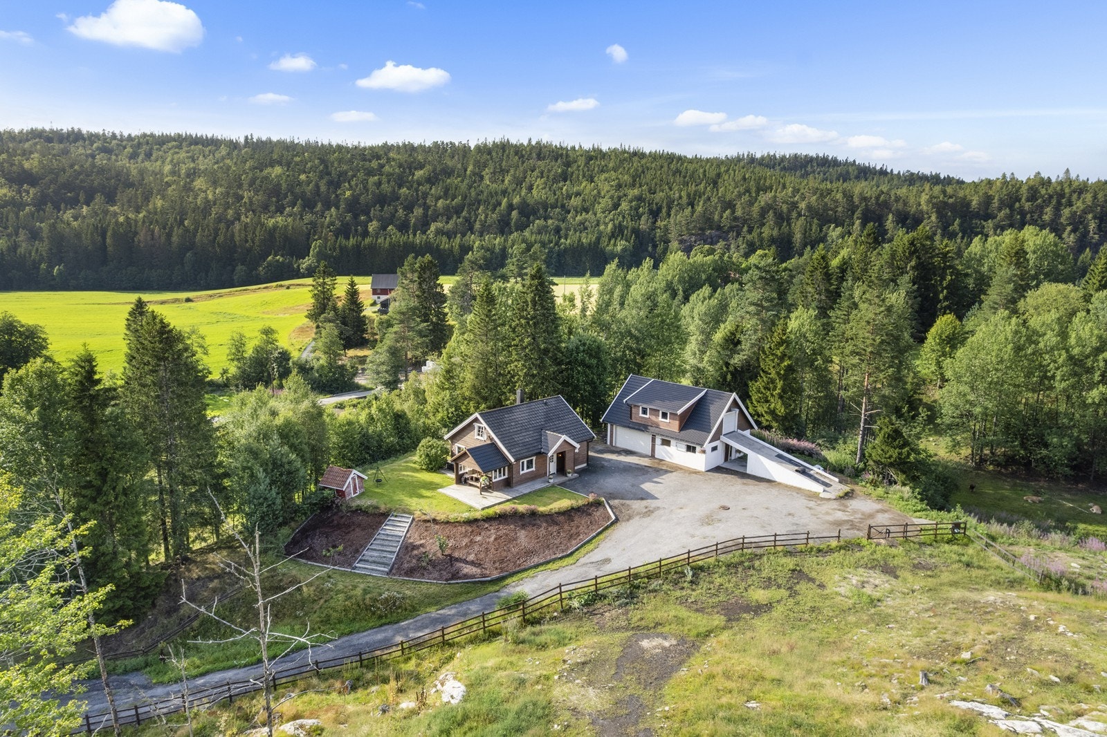 Idyllisk beliggenhet med hus og låve Galleribilde