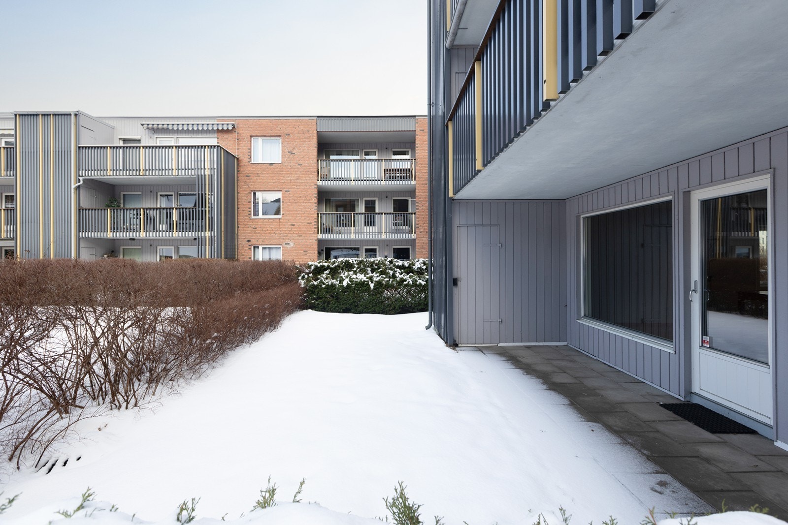 Stor og hyggelig uteplass som går rundt hjørnet, leiligheten praktiserer brukerett til hagen iht styret. Praktisk utebod ved terrassen. Galleribilde