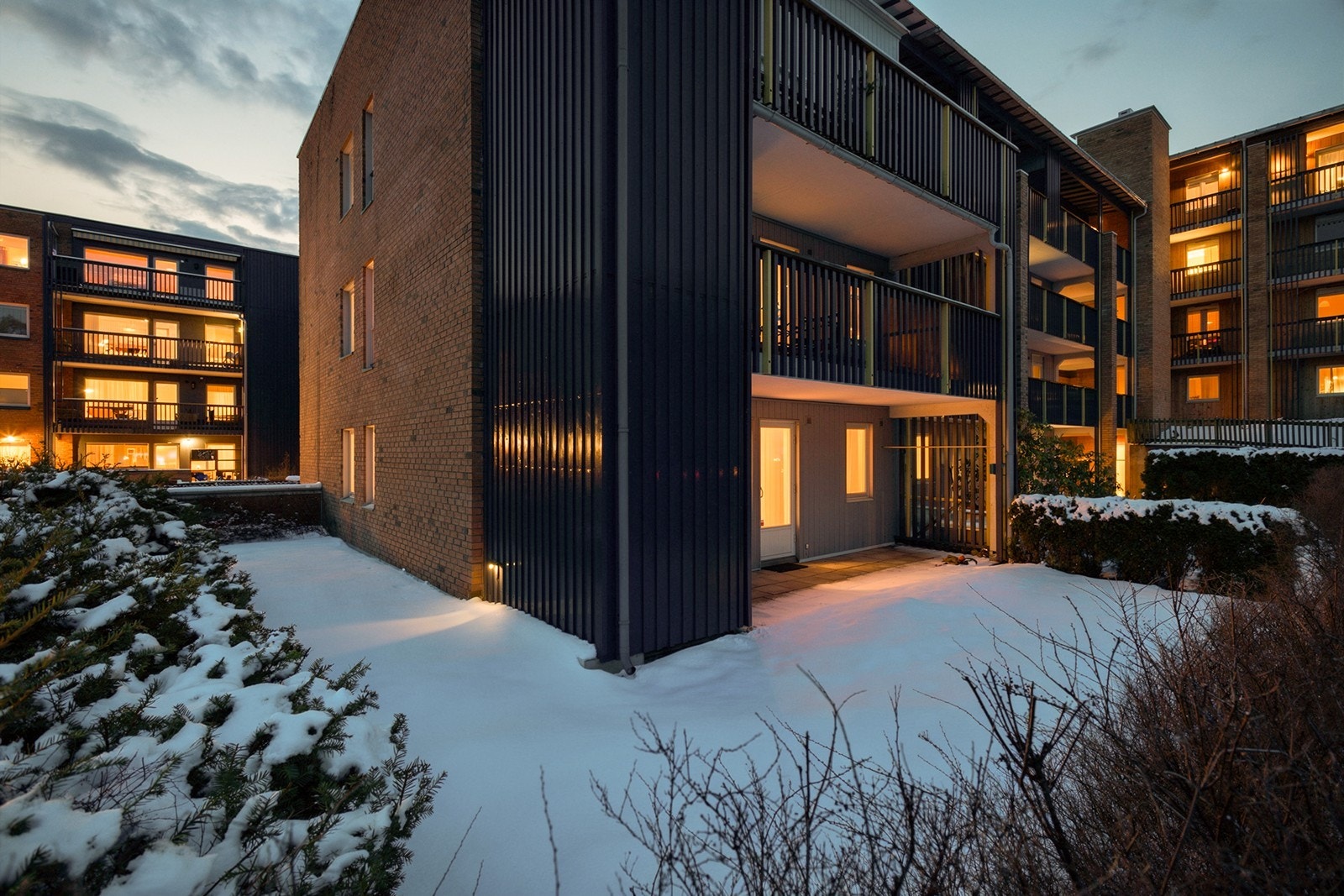 Hjørneleilighet med utgang til stor hage med hekk. Galleribilde