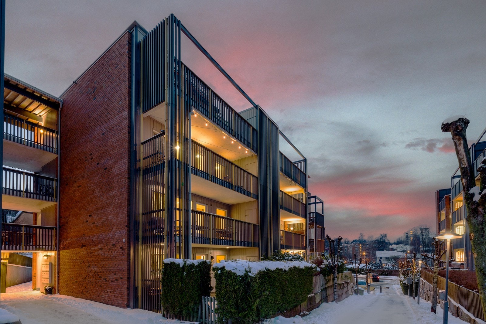 Adkomst og inngang til Elmholt Allé 3, Harbitzalleen er nede ved bommen. Galleribilde