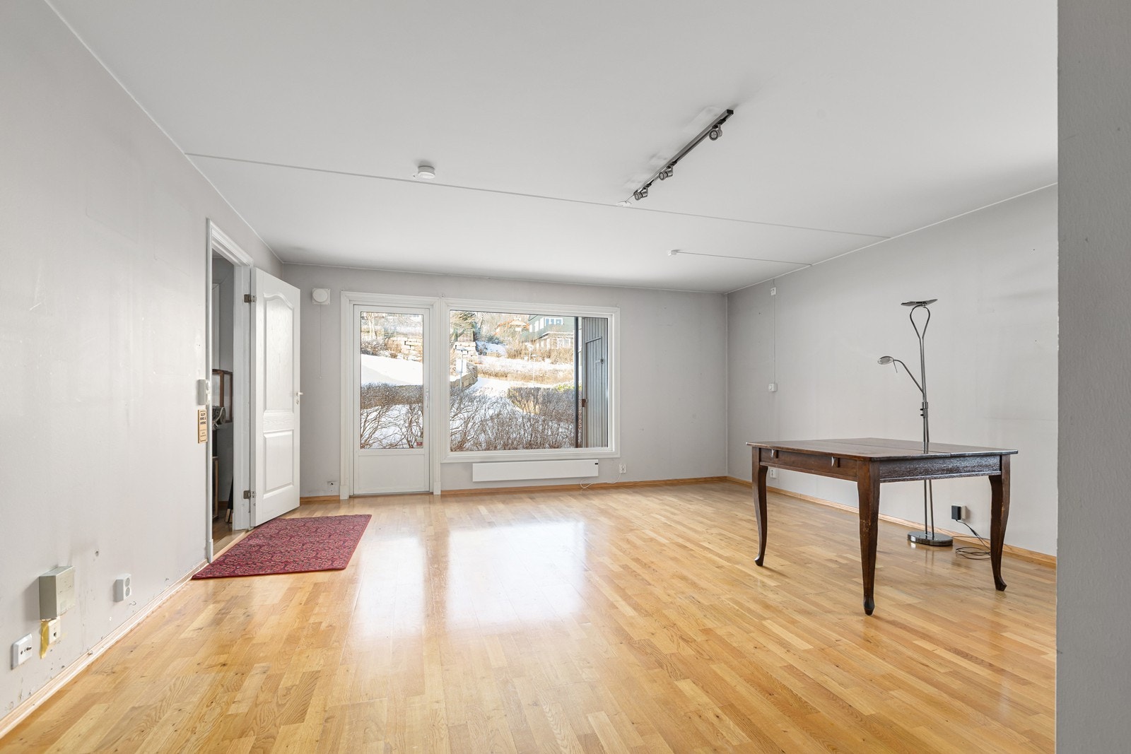 Stue med utgang til terrasse og hage. Galleribilde