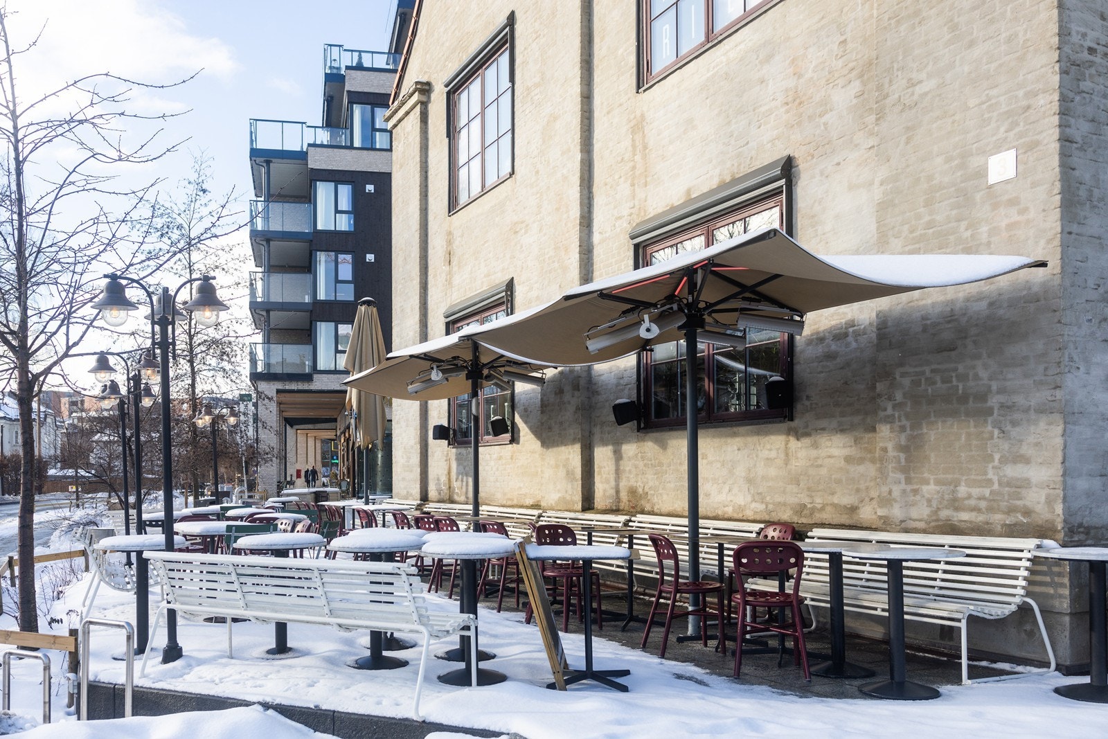 Harbitz Torg ligger rett ved, her er det matbutikk, apotek og kafeer. Galleribilde
