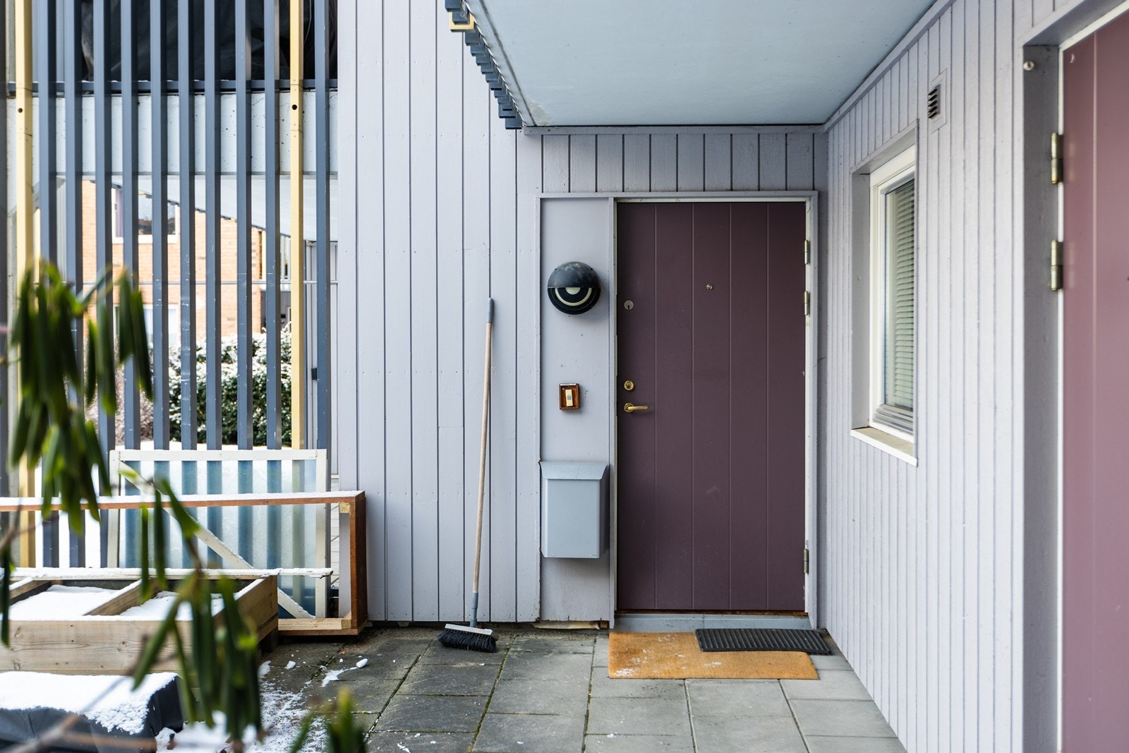 Inngangsparti, dette er en hjørneleilighet så inngangen er helt på enden. Galleribilde